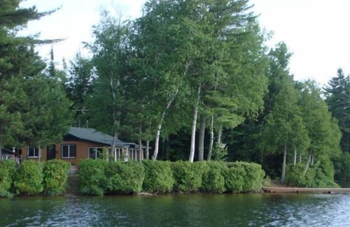 Gwinn Cottage | Cedar Bay Cottage - a Lakefront Log Cottage in a Secluded Wilderness Setting