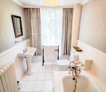 Burton Bed & Breakfast | Cedar House Boutique B&B