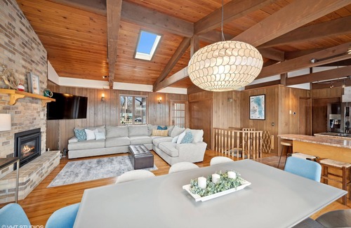 Annandale House | Cedar Lake getaway with sauna - cozy fireplace!