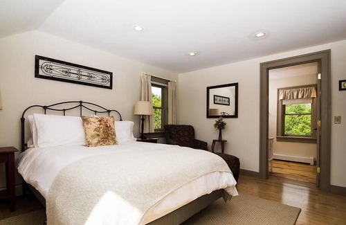 Keene Bed & Breakfast | Cedar Room - Private Bath with Queen Bed