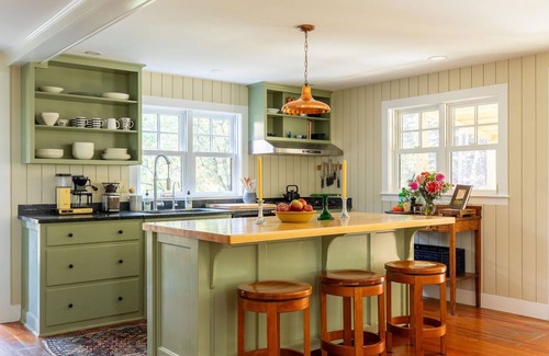 Charlotte House | Cedar Shingle Home on Scenic Road w Hot Tub