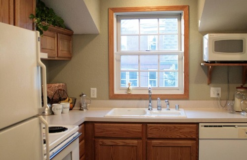 Cedarburg Apartment | Cedarburg 2 br apartment sleeps 1-6 guests in prime location on Washington Ave