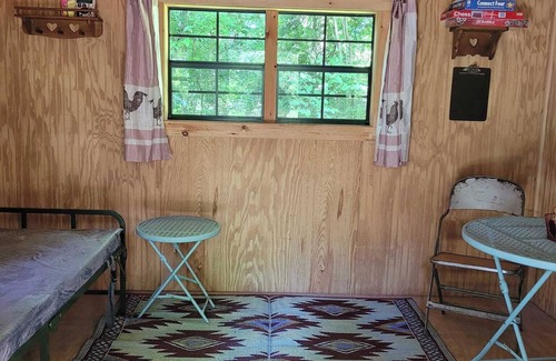 Freedom Cabin | Celtic Glen Farm Stay - Mini Log Cabinn