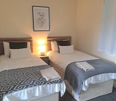 Cwm-twrch Isaf Hotel | Celtic Minor Stables