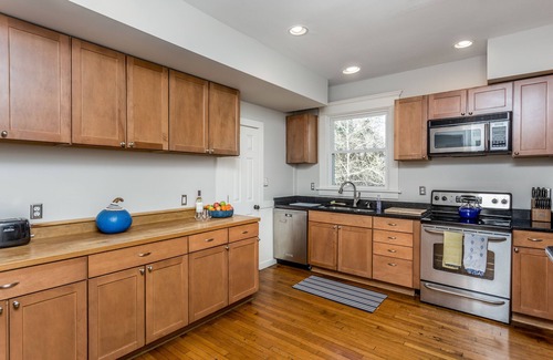 Downtown House | Center Downtown Raleigh, 2900sqft Home, Fenced, Porch, Grill, Clean Stylish New