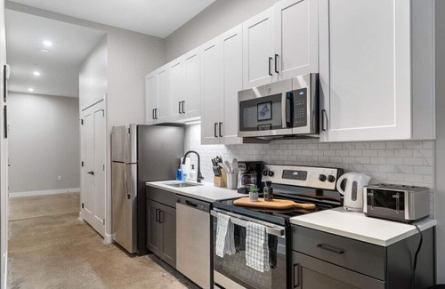 Downtown Cincinnati Apartment | Central 1 Bedroom by Fountain Sq. & Carew Tower