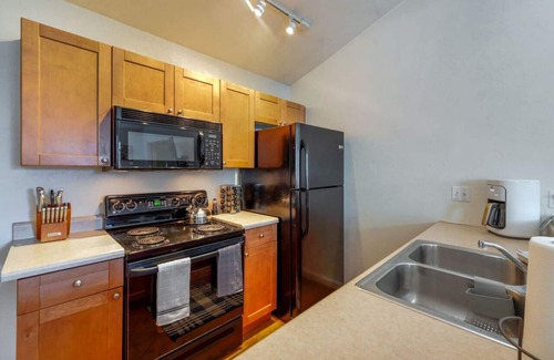 Blenman-Elm Apartment | Central/1 BR & 1 BA/Guesthouse/Fenced/Cozy