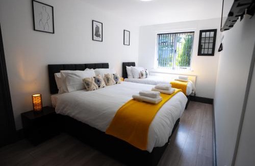 Rushmoor District Apartment | Central 1br Apt Near Station Free Parking