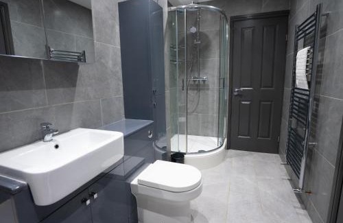 Rushmoor District Apartment | Central 1br Apt Near Station Free Parking