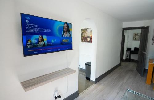 Rushmoor District Apartment | Central 1br Apt Near Station Free Parking