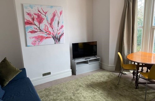 Horfield Apartment | Central 2 bed flat. Free parking (Off-street)