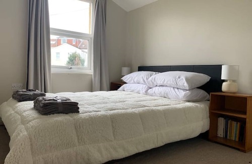 Horfield Apartment | Central 2 bed flat. Free parking (Off-street)
