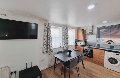 Watford Apartment | Central 2Bedroom/1Bathroom Flat w/FREE WiFi and Parking