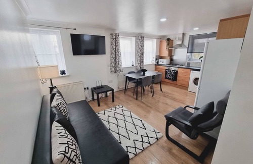 Watford Apartment | Central 2Bedroom/1Bathroom Flat w/FREE WiFi and Parking