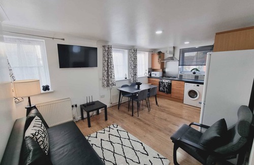 Watford Apartment | Central 2Bedroom/1Bathroom Flat w/FREE WiFi and Parking