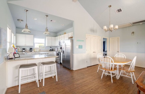 Crystal Beach House | Central 2BR/2BA, Easy Beach Access, Sleeps 10