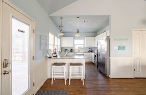 Crystal Beach House | Central 2BR/2BA, Easy Beach Access, Sleeps 10