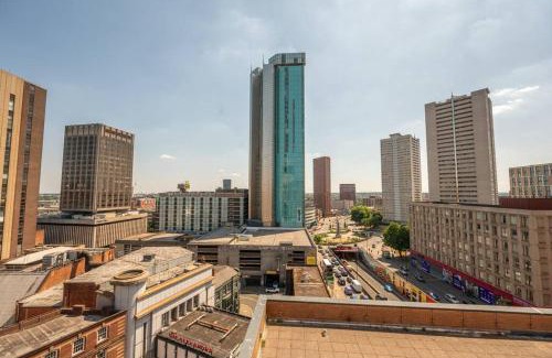 Theatreland Birmingham Apartment | Central 2BR Flat - Balcony View in Bright Westside