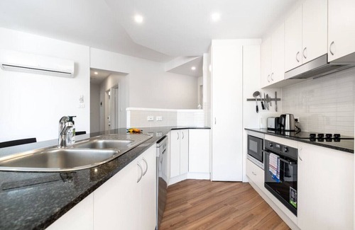 Greenway Apartment | Central 2BR | Stylish Apt located in Greenway