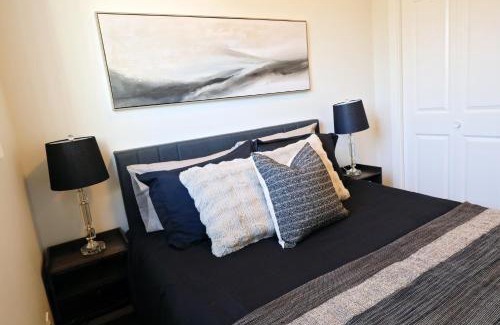 North Central Edmonton House | Central 3 Queen Beds,Double Garage,Disney+