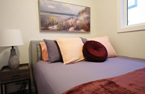 North Central Edmonton House | Central 3 Queen Beds,Double Garage,Disney+