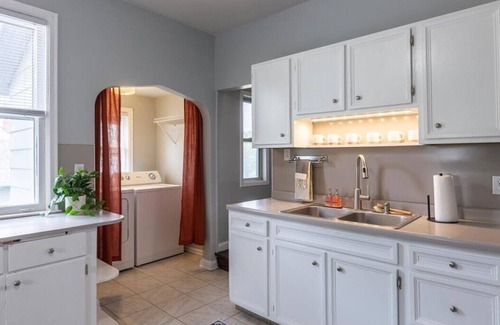 Morton Meadows House | Central 5bd Home - Games & Backyard