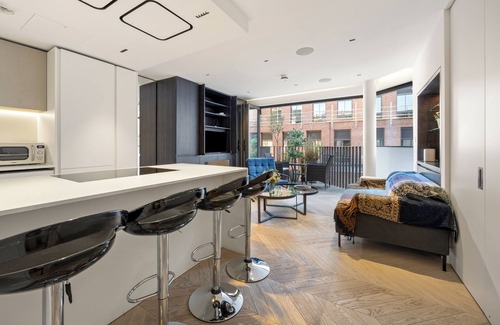 Fitzrovia Apartment | ❄️ Central A/C | 👑 King | 🔓 FlexPolicy | ⏰ EarlyDrop | 🌞 Balcony | 🧼 W/D