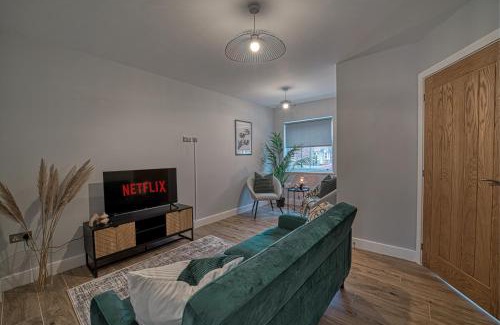 Coventry Apartment | Central and Stylish, Garden and Parking
