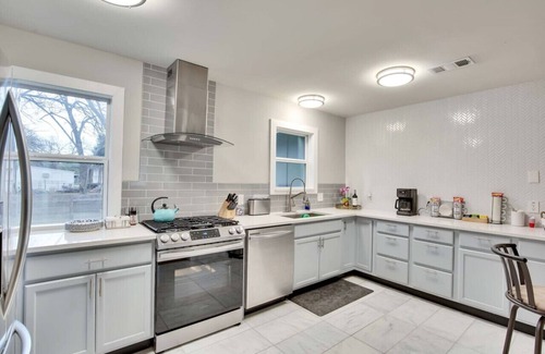 Govalle House | Central Austin 6 Bedroom Gem