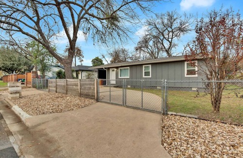 Govalle House | Central Austin 6 Bedroom Gem