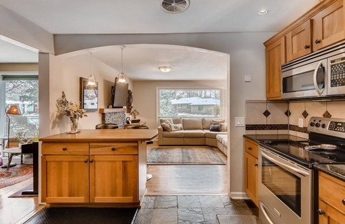 Baseline Sub House | ~ Central Boulder Gem - Walk to CU/Folsom - 20 acre park out the back gate ~