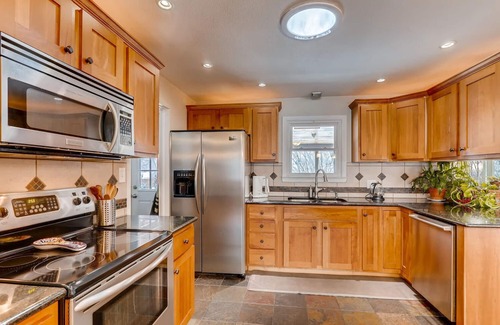 Baseline Sub House | ~ Central Boulder Gem - Walk to CU/Folsom - 20 acre park out the back gate ~