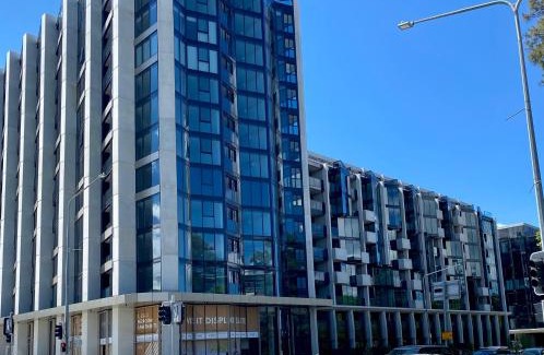 Reid Apartment | Central Canberra City apartment with study and full amenities including parking