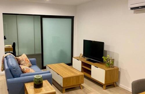 Reid Apartment | Central Canberra City apartment with study and full amenities including parking