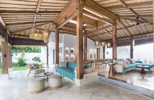 Batu Bolong Villa | Central Canggu Walk to Nelayan Beach - 3BR Villa