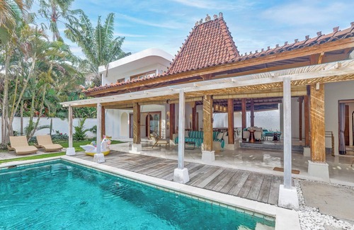 Batu Bolong Villa | Central Canggu Walk to Nelayan Beach - 3BR Villa