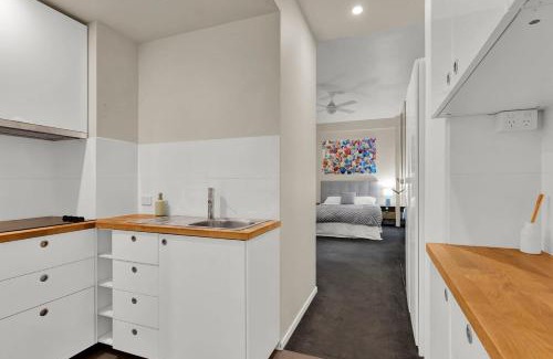 Melbourne Central Business District Apartment | Central CBD studio free parking