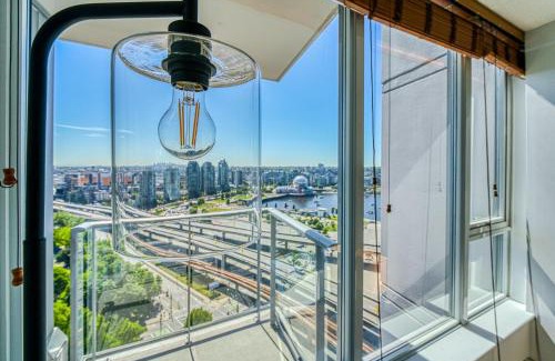 Crosstown Apartment | Central City Location, Bay View, One Free Parking