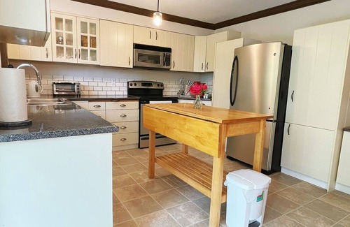 Regional District of Nanaimo House | Central convenient location 2 bedroom upper level suite, spacious clean & cozy