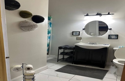 Downtown Pittsburgh Apartment | Central Downtown Queen Bed | Walk to all Venues