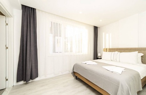 Eski Lara Apartment | Central Flat with Terrace in Muratpasa