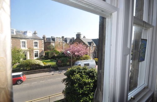 North Berwick Apartment | Central holiday home with pretty, sunny garden, moments from the station, golf course and beach.