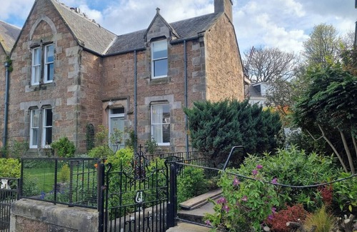 North Berwick Apartment | Central holiday home with pretty, sunny garden, moments from the station, golf course and beach.