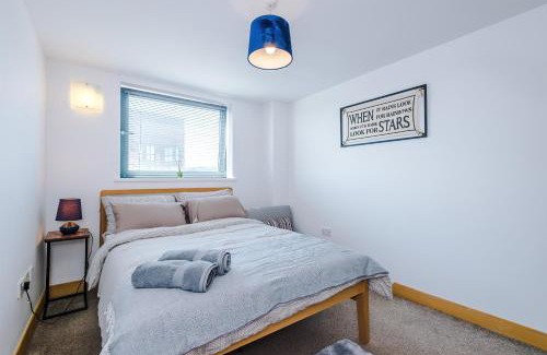 Leeds City Center Apartment | Central Leeds 2BR 2BA, Wi-Fi, Kitchen, Sleeps 5