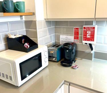 Leigh-on-Sea Apartment | Central Leigh, on the Broadway, private gated parking, balcony