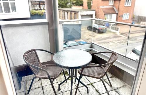 Leigh-on-Sea Apartment | Central Leigh, on the Broadway, private gated parking, balcony
