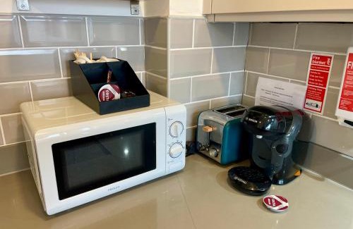 Leigh-on-Sea Apartment | Central Leigh, on the Broadway, private gated parking, balcony