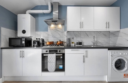 Bedford Apartment | Central Location I King Size Bed | Work stays