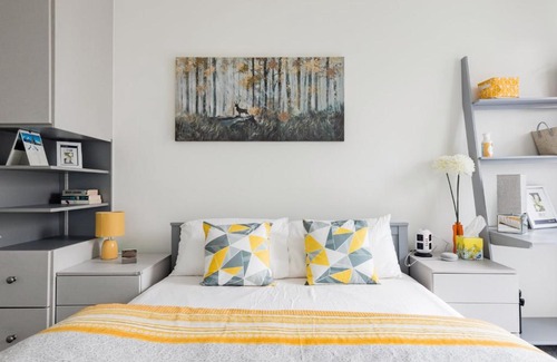 Lansbury Apartment | Central Location with Canal Views