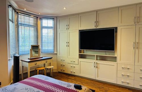 St. Mary's Park Bed & Breakfast | Central London Mansion 2